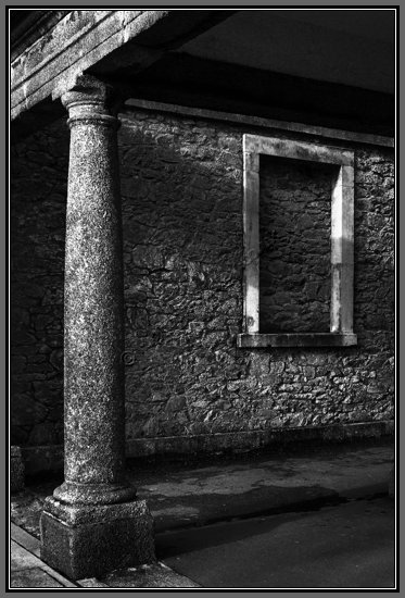 stone-window-column.jpg Granite Column And Window Reveal