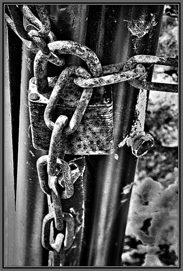 chain-padlock.jpg Padlock and Chain